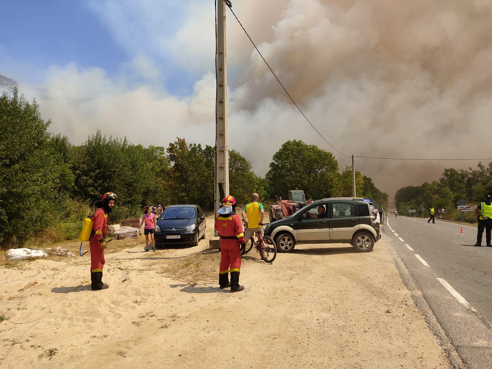 Fotos: Sigue la lucha contra el incendio de Navalacruz