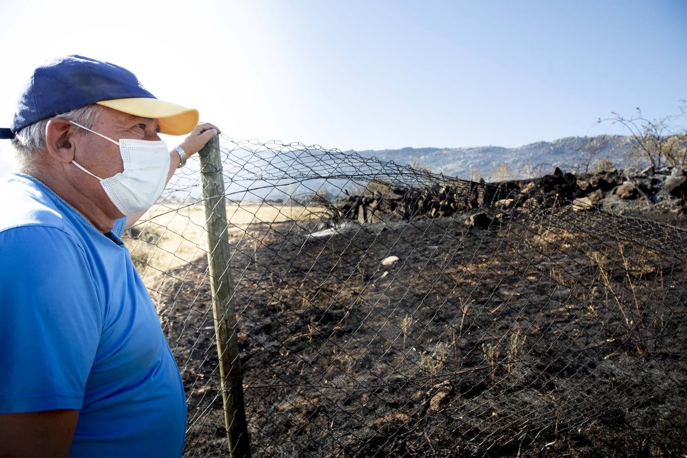 Fotos: Los vecinos desalojados por el incendio de Navalacruz regresan a sus casas