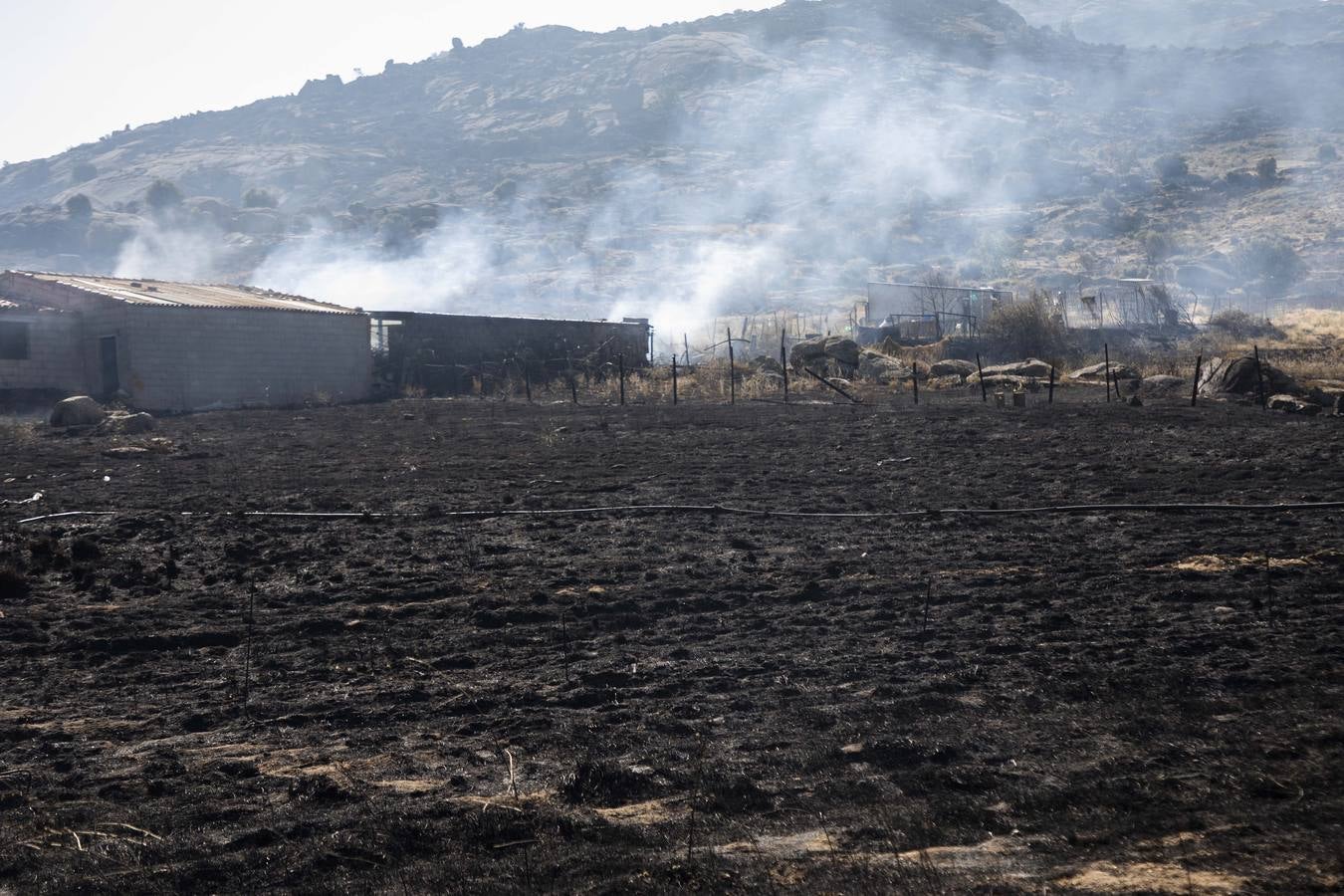 Fotos: Los vecinos desalojados por el incendio de Navalacruz regresan a sus casas