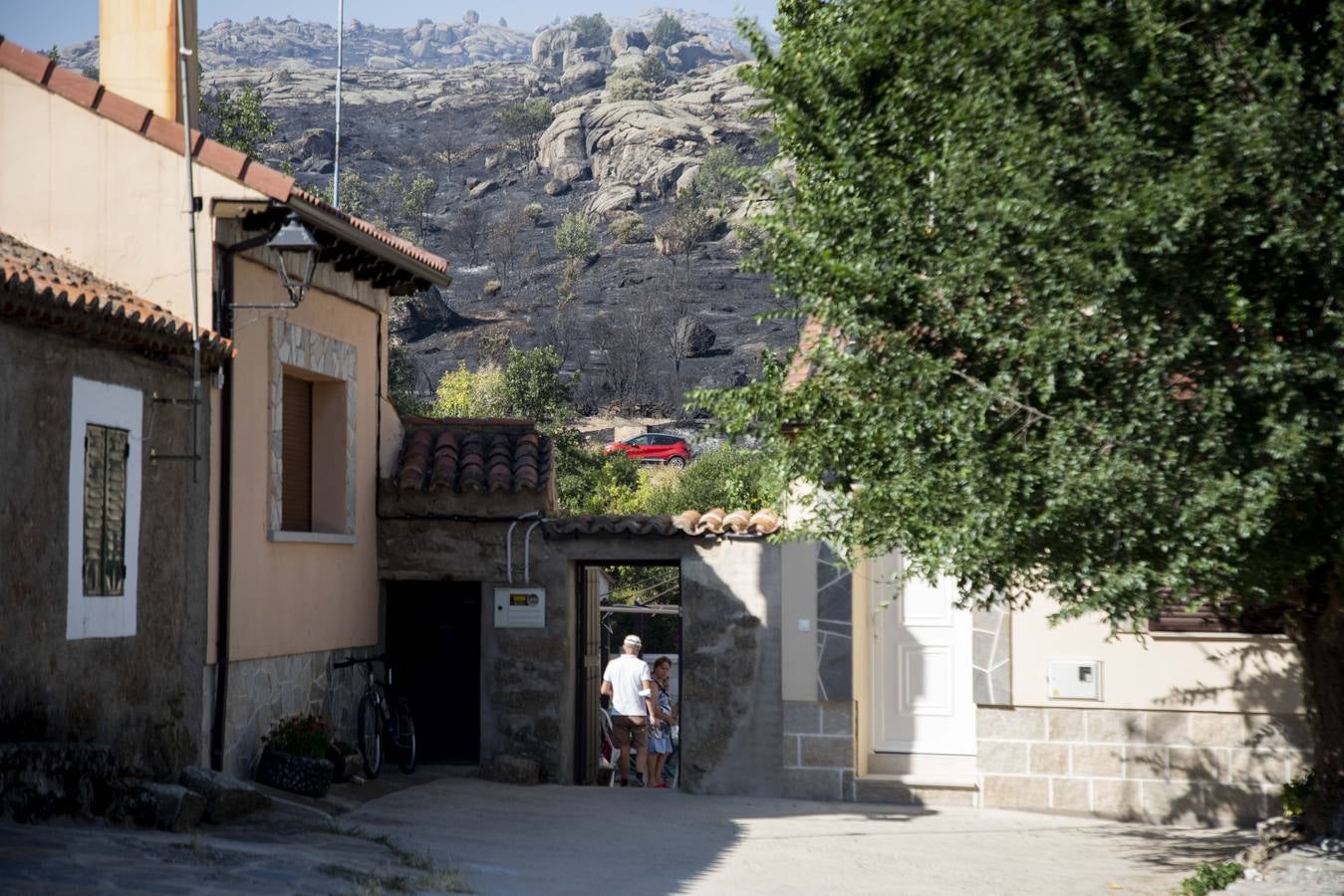 Fotos: Los vecinos desalojados por el incendio de Navalacruz regresan a sus casas