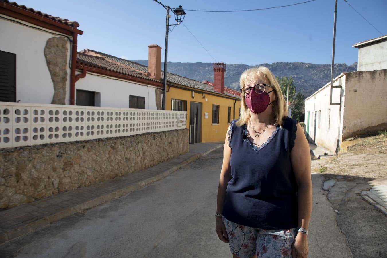 Fotos: Los vecinos desalojados por el incendio de Navalacruz regresan a sus casas