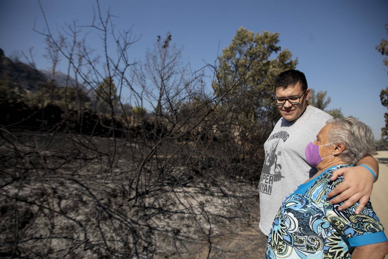 Fotos: Los vecinos desalojados por el incendio de Navalacruz regresan a sus casas