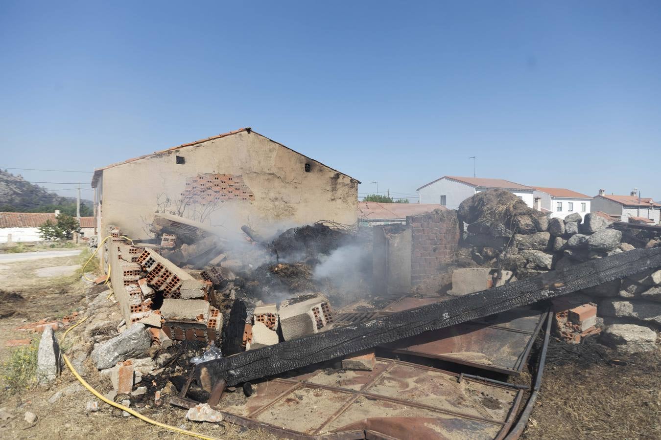 Fotos: Los vecinos desalojados por el incendio de Navalacruz regresan a sus casas