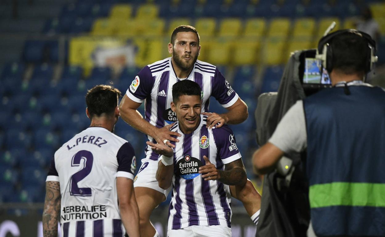 Weiussman y André celebran el gol 