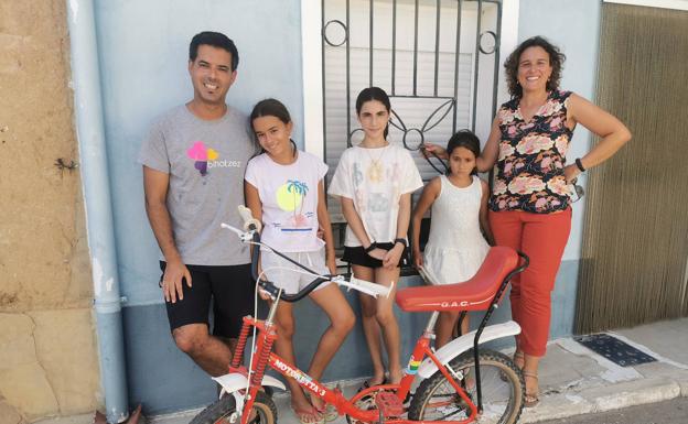 Iñaki Hernández y Paz García con sus hijas Maider y Aroa y su amiguita NoaGal en Gallegos de Hornija.