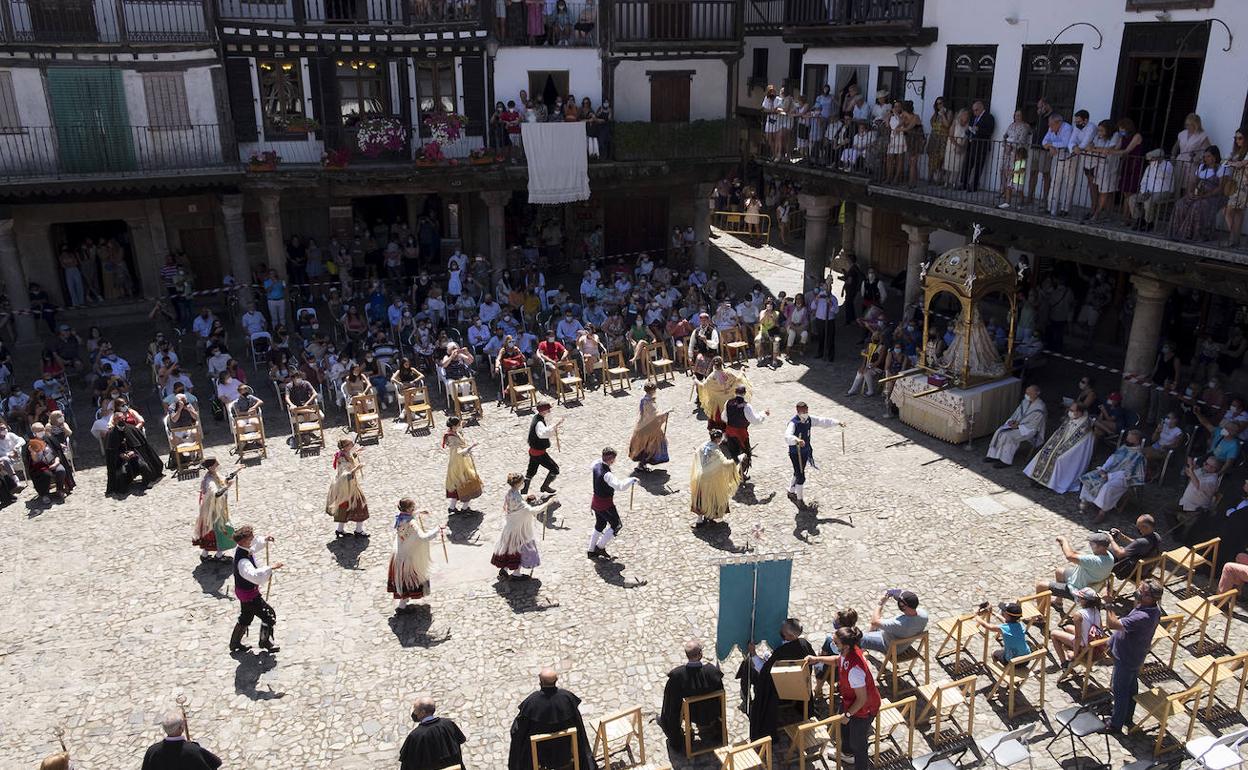 Las medidas de seguridad por la covid marcaron la celebración del acto en La Alberca. 