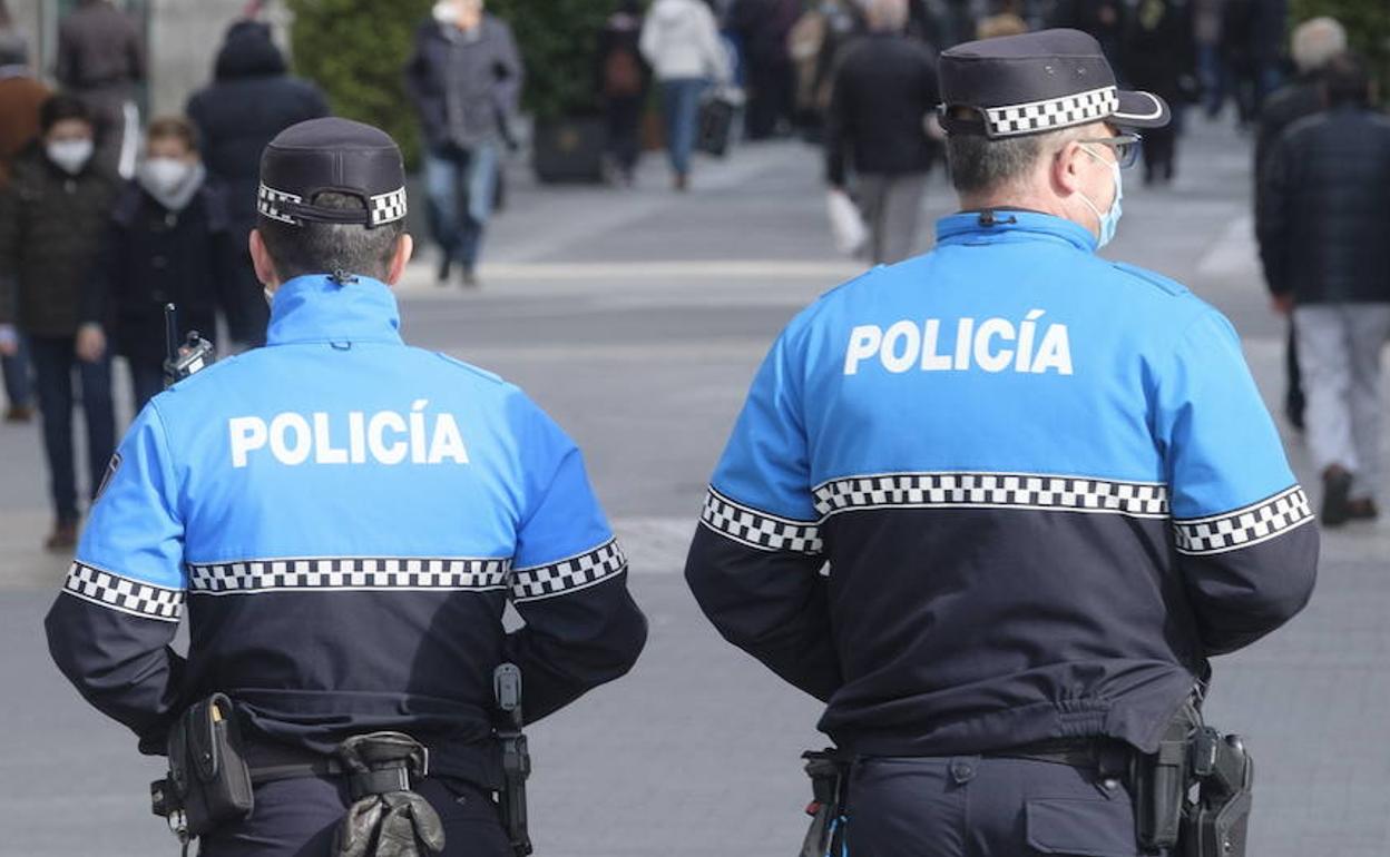 Dos policías municpales, en el centro de Valladolid.