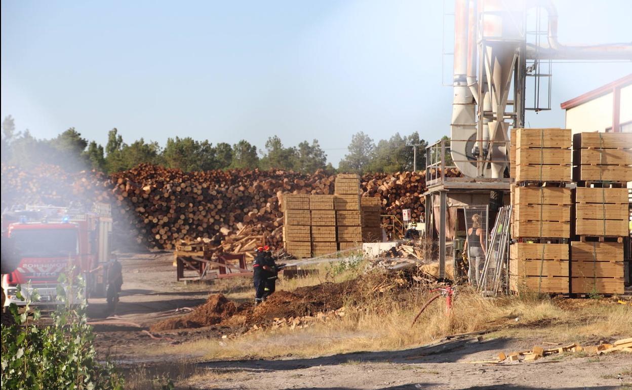 Los bomberos intervienen en el interior de la planta, ayer. 