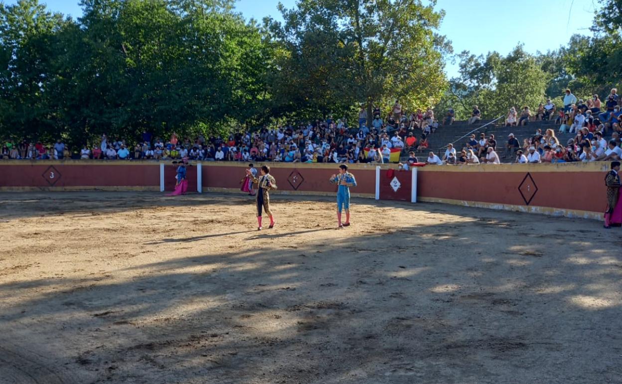 Ismael y Jarocho saludan tras su actuación en banderillas. 