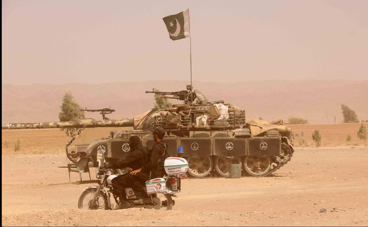 Un tanque del ejército talibán , durante la ofensiva para tomar Kabul.