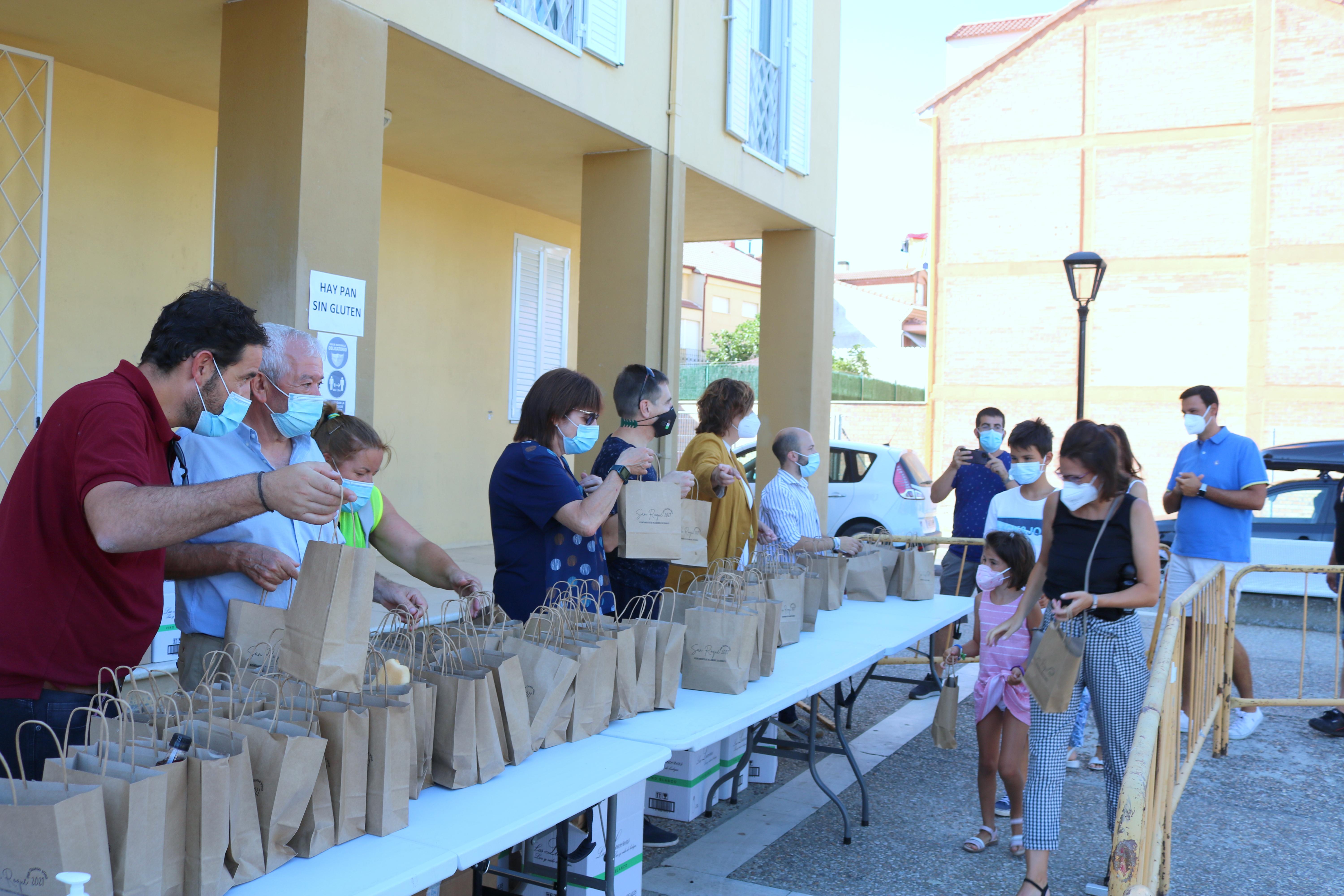 La localidad cerrateña repartió dos mil bolsas de pan, queso y vino