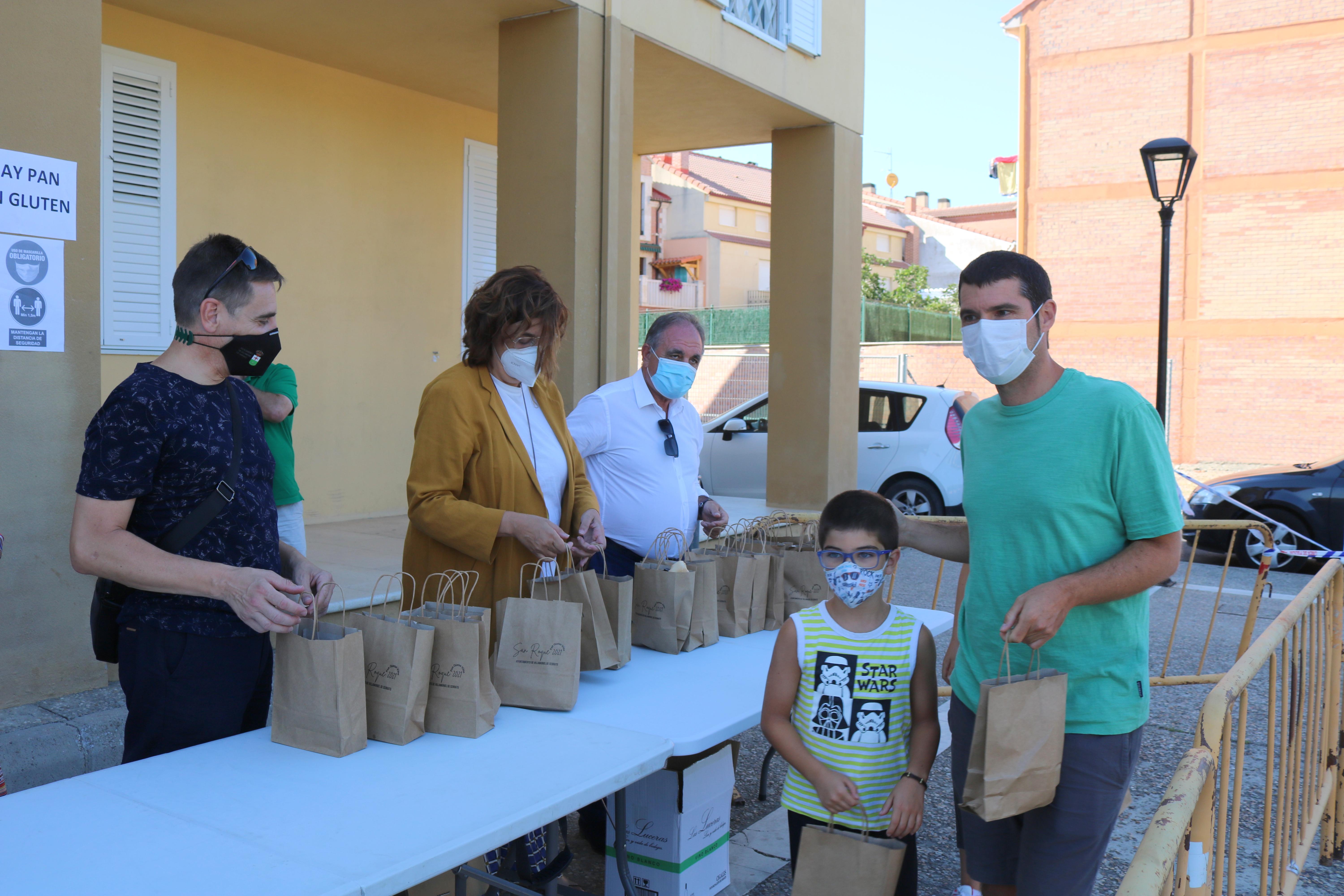 La localidad cerrateña repartió dos mil bolsas de pan, queso y vino