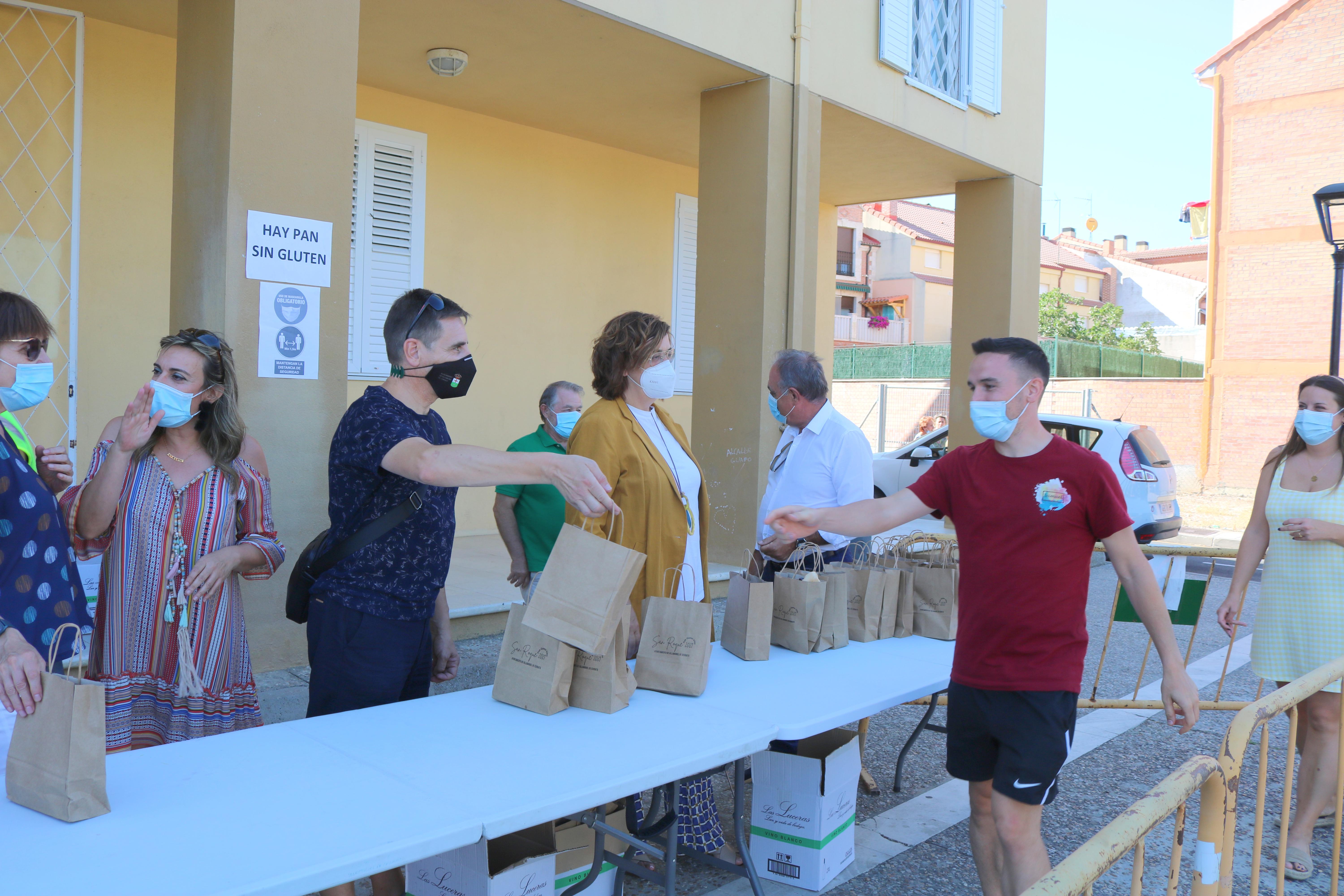 La localidad cerrateña repartió dos mil bolsas de pan, queso y vino