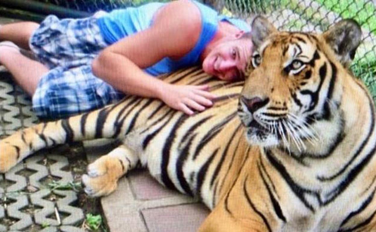 Fotografía publicada por Alessandro Lequio donde puede verse a su hijo Aless tumbado junto a un tigre. 