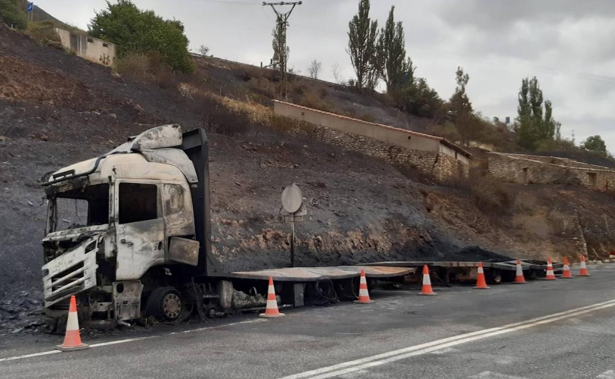 Estado en el que quedó el camión de pacas de paja, donde se originó el incendio de Pancorbo.