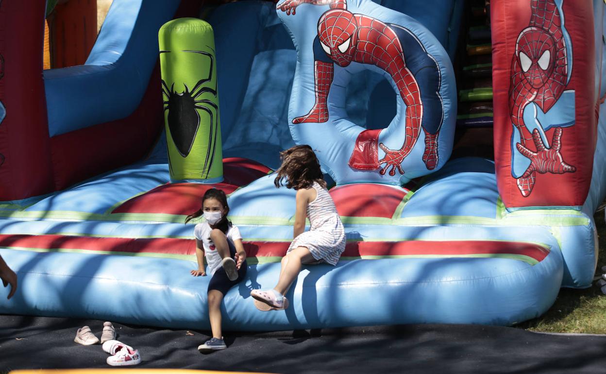 Dos niñas juegan en el parque infantil organizado ayer en el Prado de la Vega.