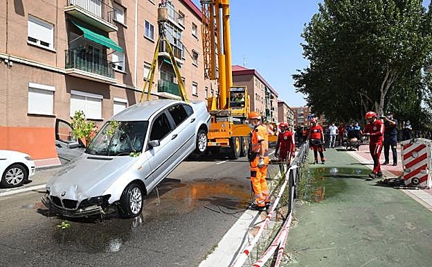 El conductor del coche que cayó al río en Valladolid deberá pagar al menos mil euros por las grúas