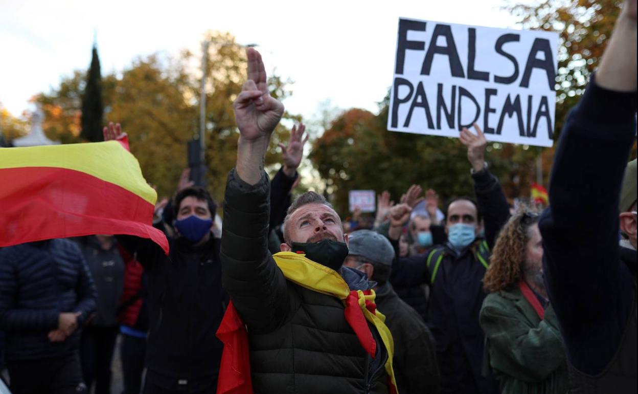 Manifestación en Madrid de negacionistas que protestan por la obligación del uso de mascarillas.