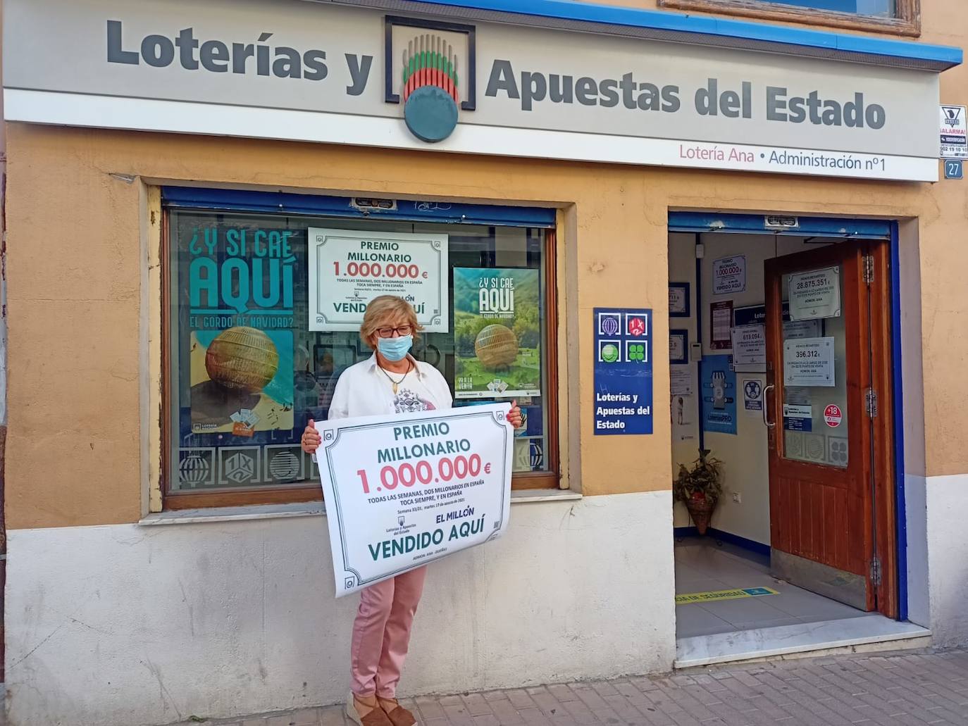 Ana Gago, esta mañana al abrir su administración. 