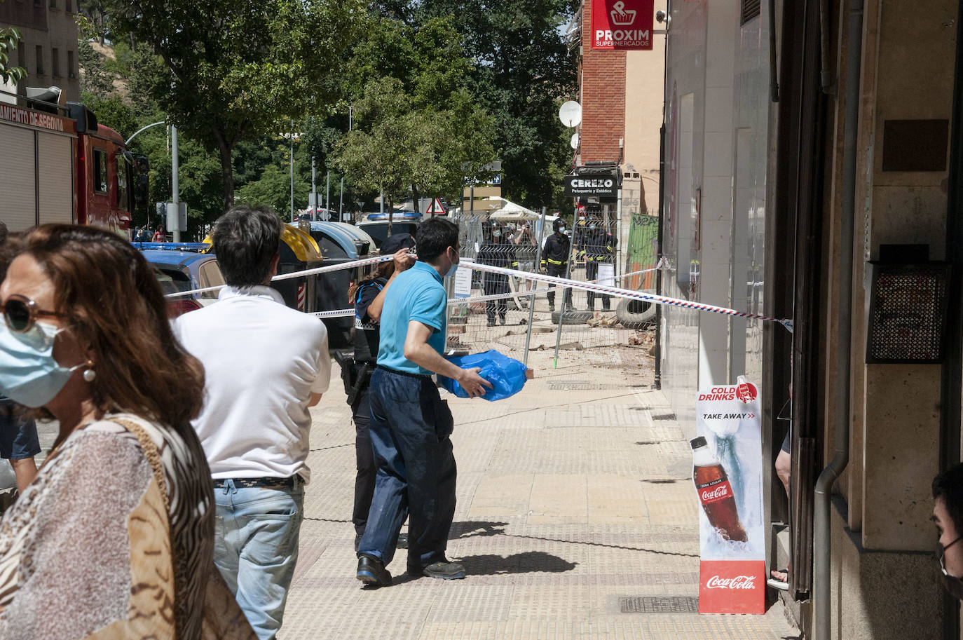 Fotos: Una excavadora en plena demolición se empotra contra un edificio en Segovia