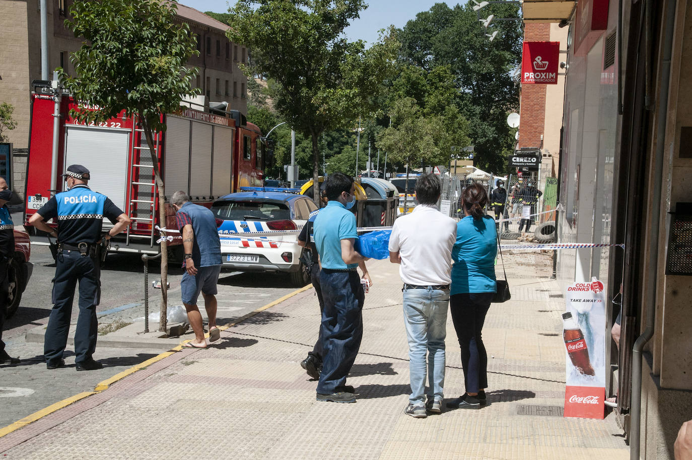 Fotos: Una excavadora en plena demolición se empotra contra un edificio en Segovia