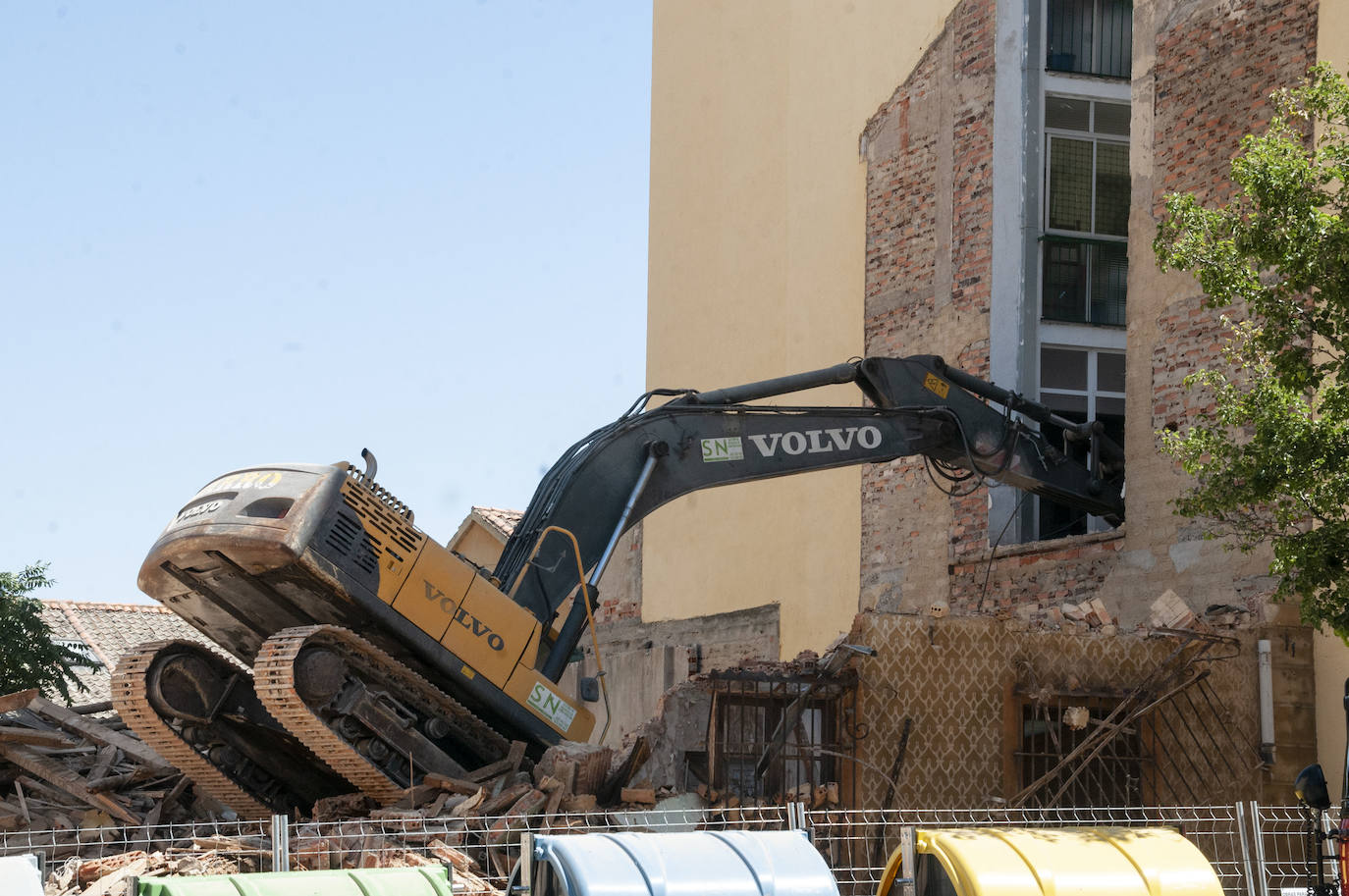 Fotos: Una excavadora en plena demolición se empotra contra un edificio en Segovia