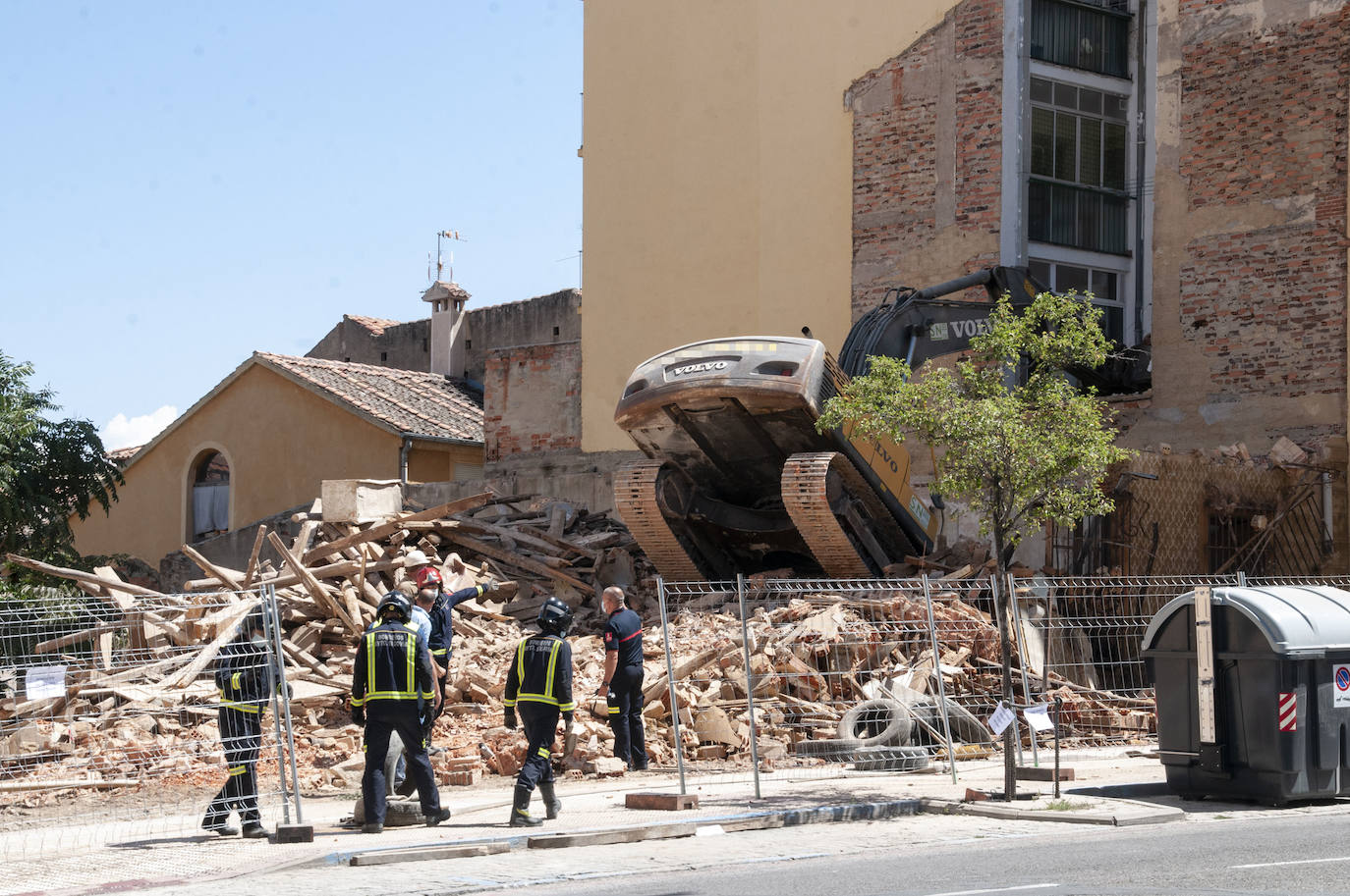 Fotos: Una excavadora en plena demolición se empotra contra un edificio en Segovia