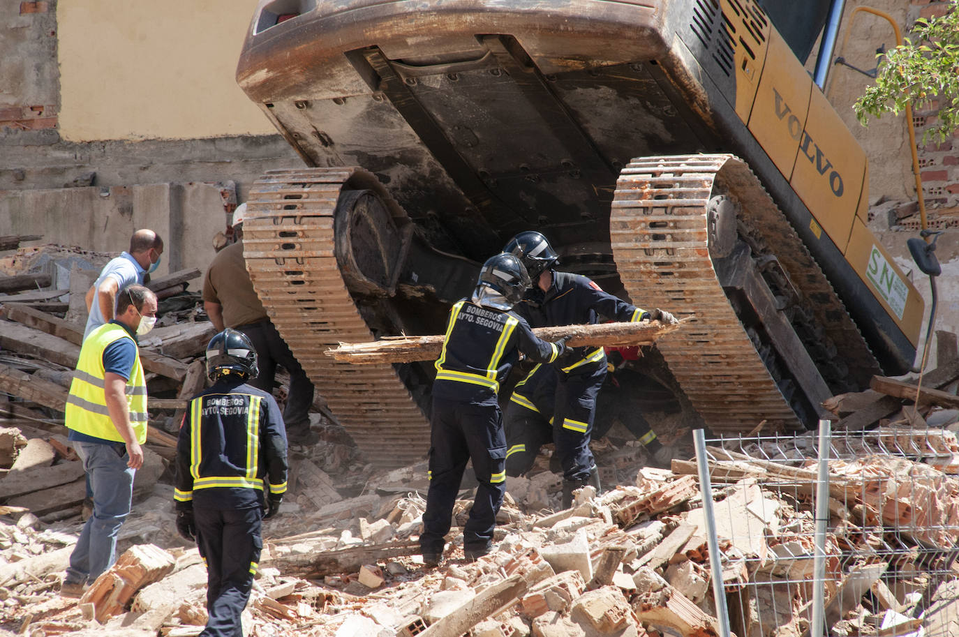 Fotos: Una excavadora en plena demolición se empotra contra un edificio en Segovia