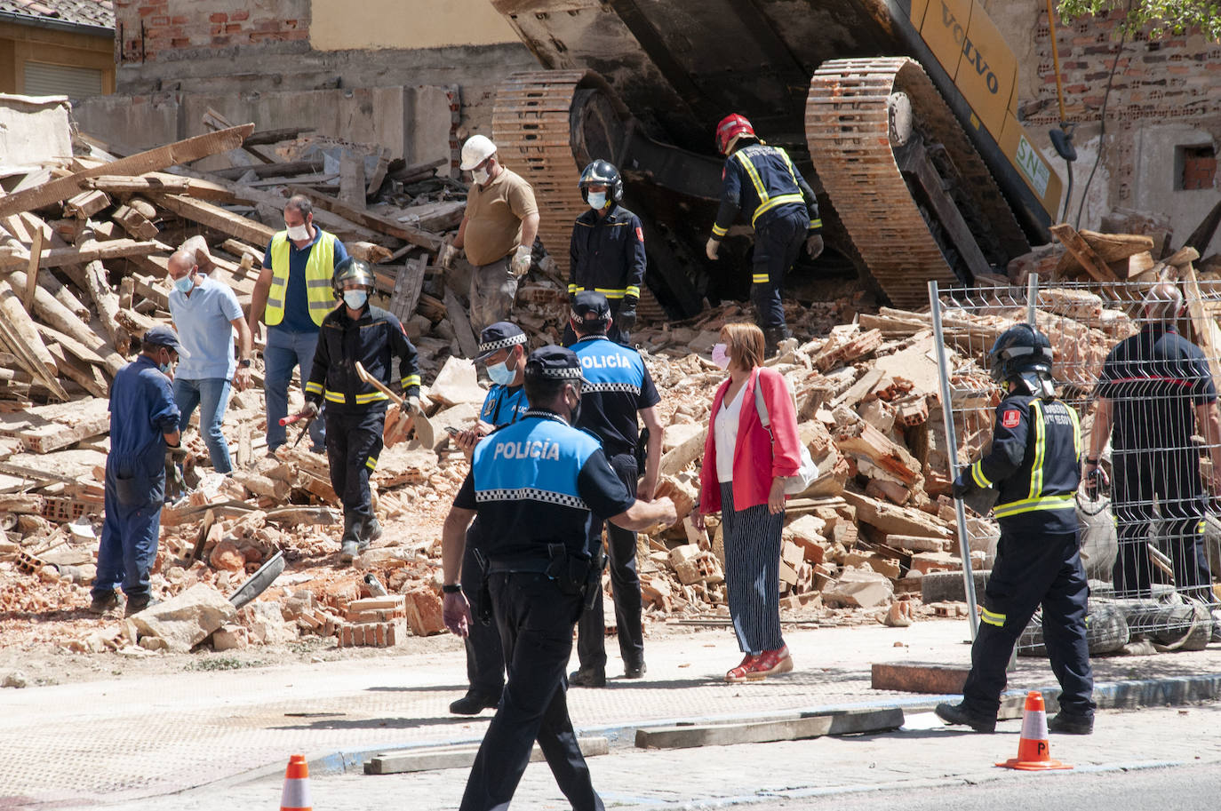 Fotos: Una excavadora en plena demolición se empotra contra un edificio en Segovia