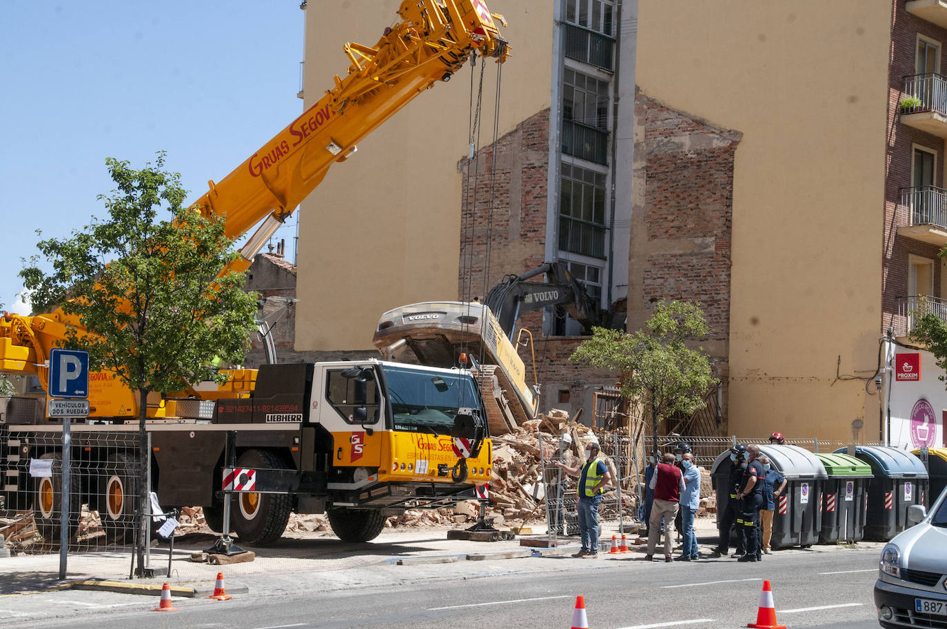 Fotos: Una excavadora en plena demolición se empotra contra un edificio en Segovia