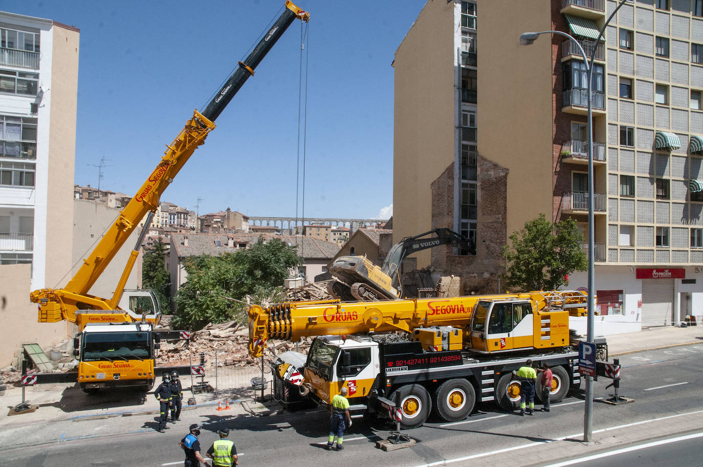 Fotos: Una excavadora en plena demolición se empotra contra un edificio en Segovia