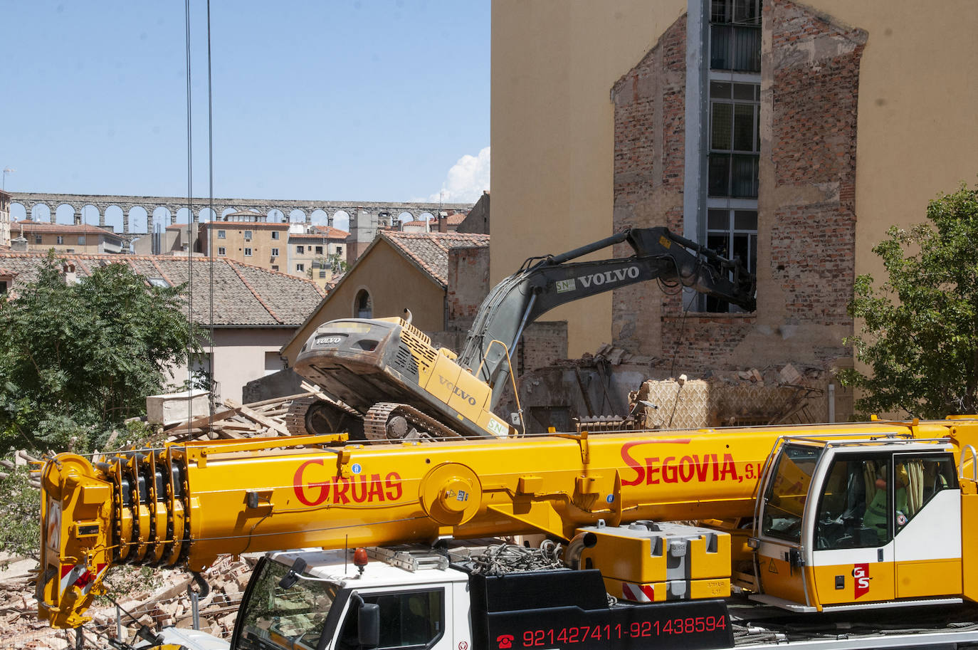 Fotos: Una excavadora en plena demolición se empotra contra un edificio en Segovia