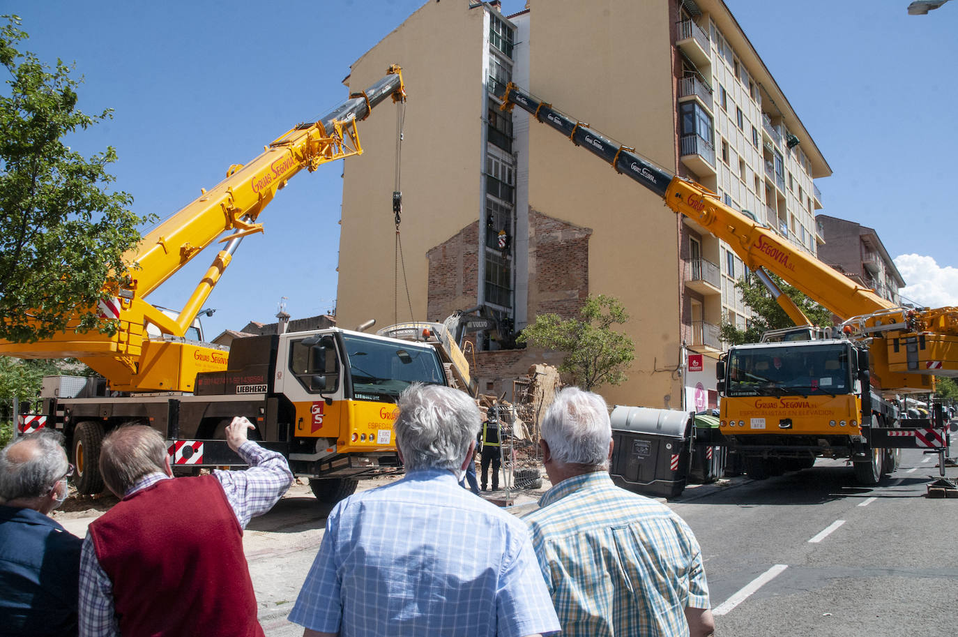 Fotos: Una excavadora en plena demolición se empotra contra un edificio en Segovia