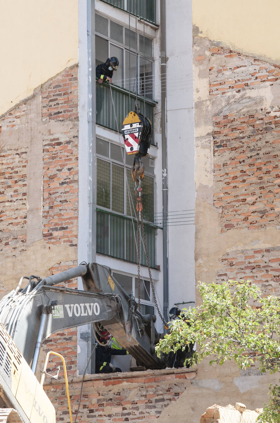 Fotos: Una excavadora en plena demolición se empotra contra un edificio en Segovia