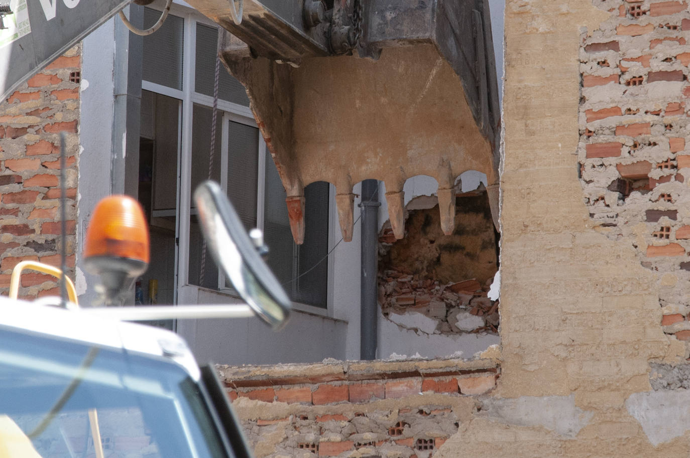 Fotos: Una excavadora en plena demolición se empotra contra un edificio en Segovia