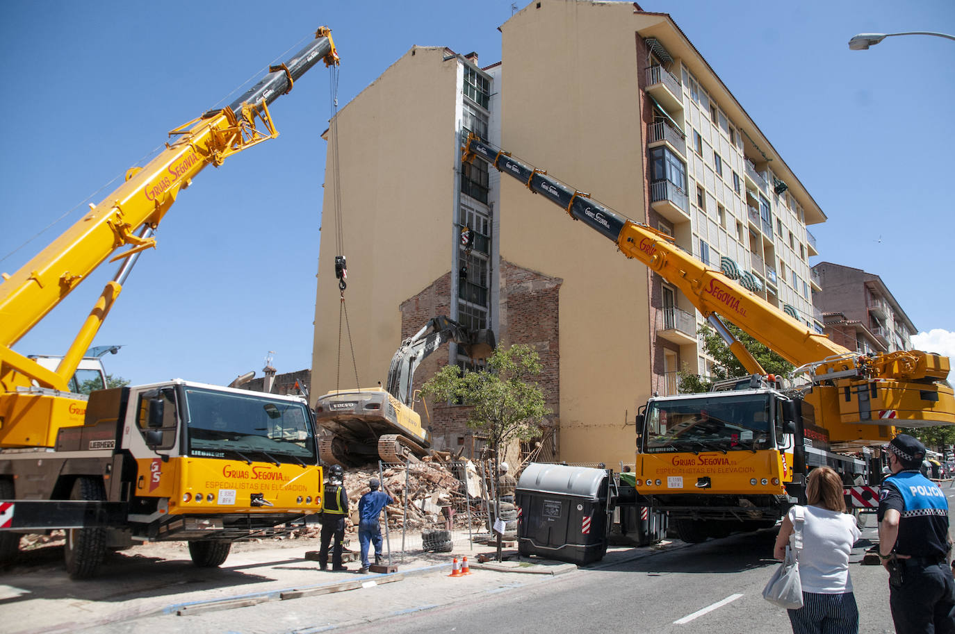 Fotos: Una excavadora en plena demolición se empotra contra un edificio en Segovia