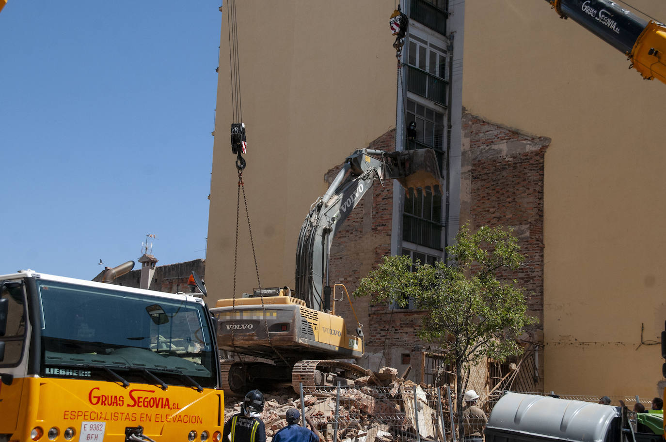 Fotos: Una excavadora en plena demolición se empotra contra un edificio en Segovia