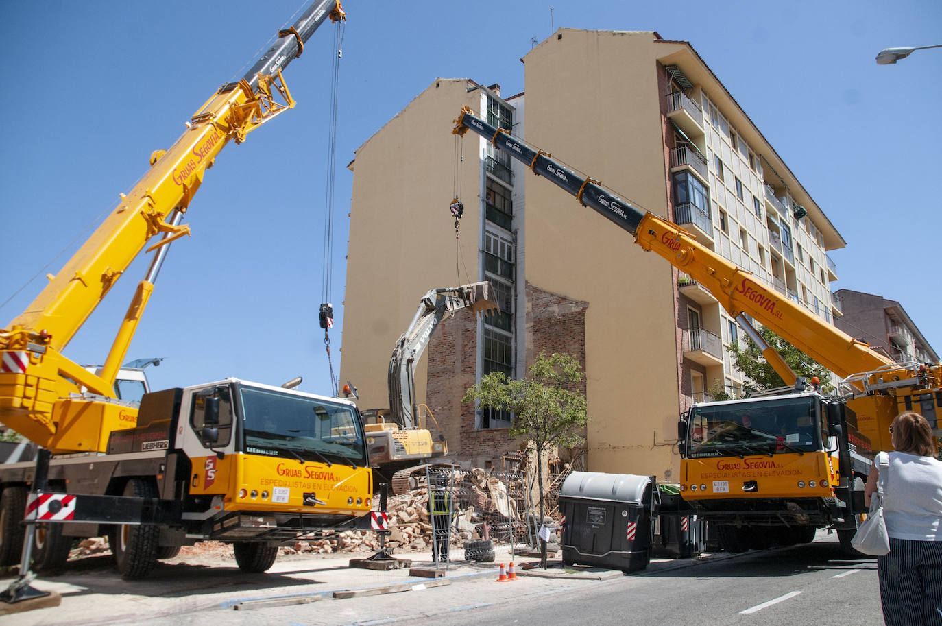 Fotos: Una excavadora en plena demolición se empotra contra un edificio en Segovia