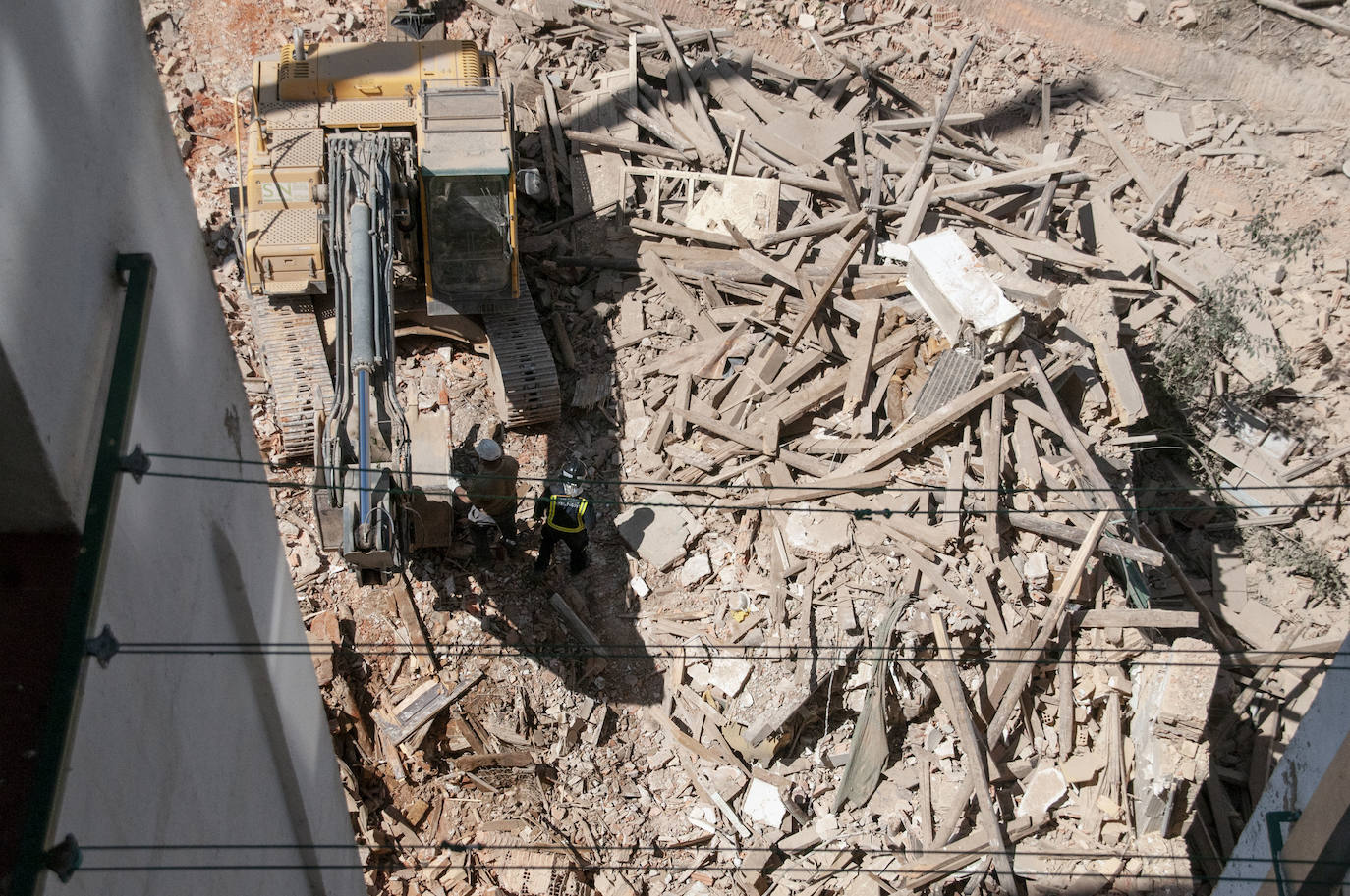 Fotos: Una excavadora en plena demolición se empotra contra un edificio en Segovia