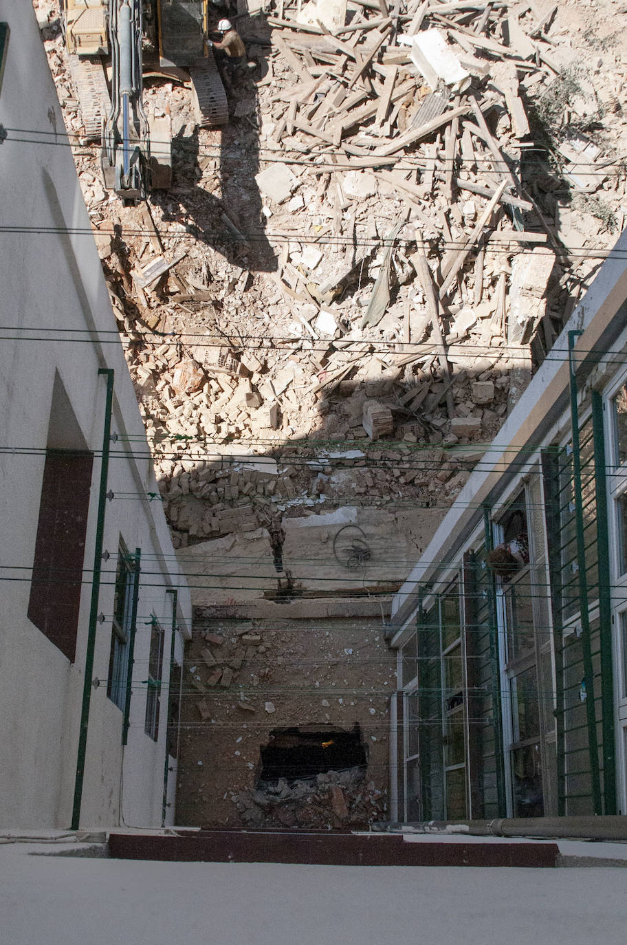 Fotos: Una excavadora en plena demolición se empotra contra un edificio en Segovia