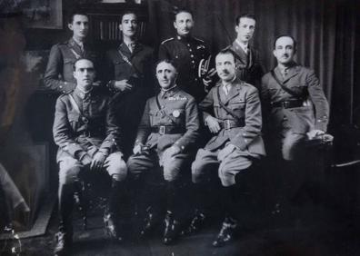 Imagen secundaria 1 - Arriba, los capitanes García Fernández (sobre el caballo 'Revistada'), Navarro Morenés (con 'Zapatazo') y Álvaro de Bohórquez (con 'Zalamero'), en Amsterdam. Debajo, el equipo al completo y la carta que Navarro Morenés escribió a su padre desde los Países Bajos.
