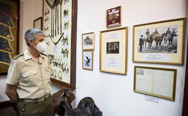 El subteniente Sánchez Redondo, en el Museo de la Academia de Caballería, con varios de los documentos que recuerdan la medalla olímpica.
