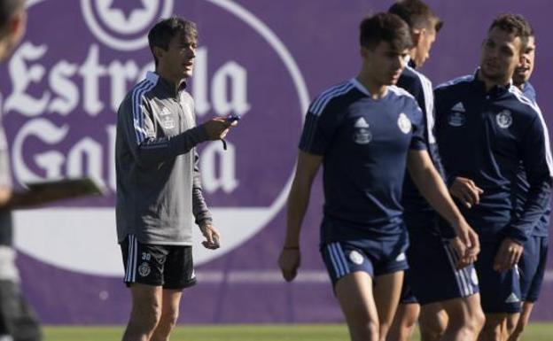 Pacheta imparte órdenes durante la sesión de entrenamiento de este jueves.