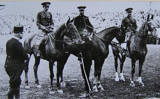 Imagen principal - Arriba, los capitanes García Fernández (sobre el caballo 'Revistada'), Navarro Morenés (con 'Zapatazo') y Álvaro de Bohórquez (con 'Zalamero'), en Amsterdam. Debajo, el equipo al completo y la carta que Navarro Morenés escribió a su padre desde los Países Bajos.