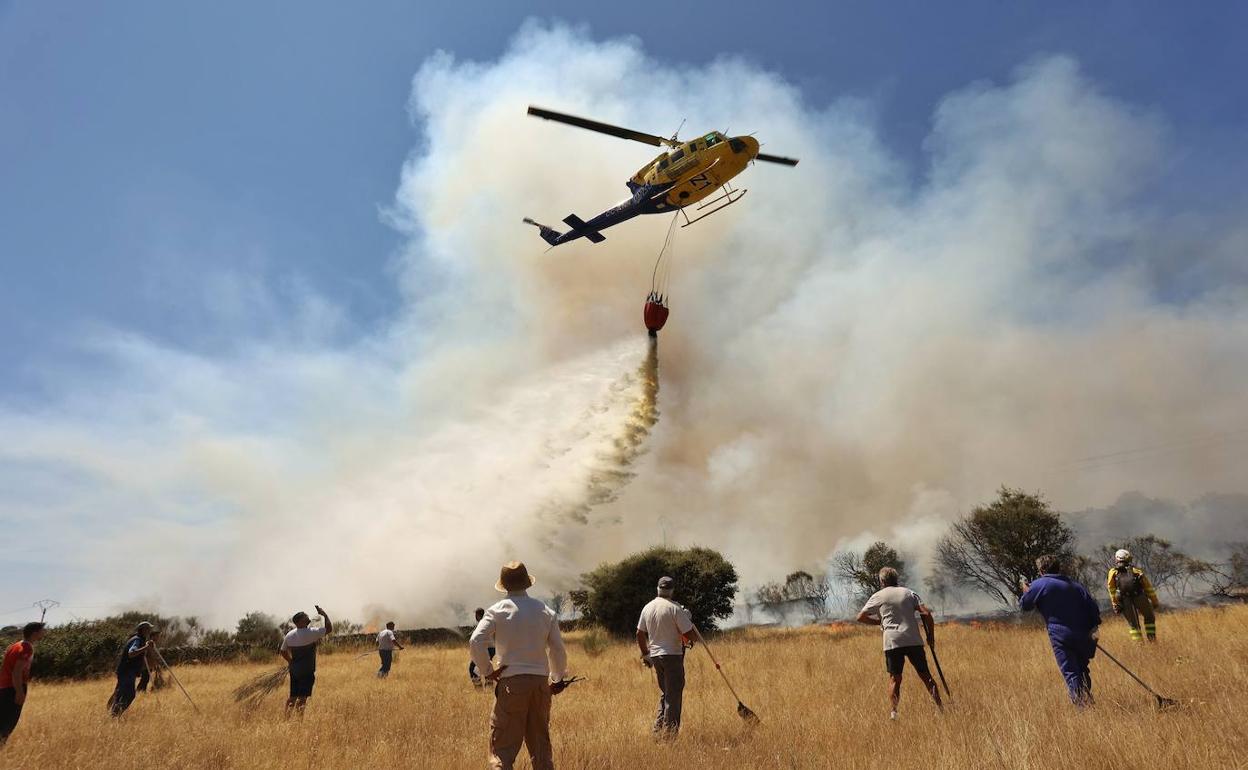 Un helicóptero trabaja en zona del fuego.