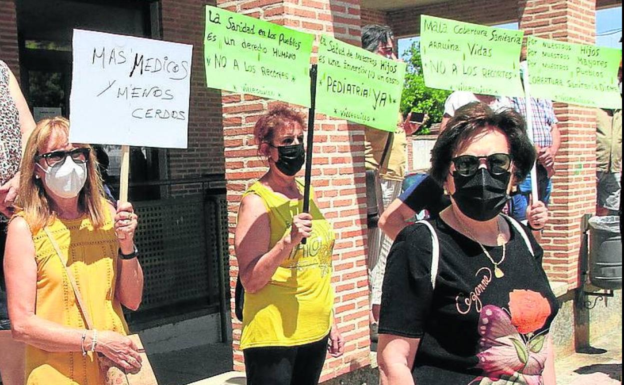 Reciente protesta en Nava de la Asunción, a cuyo centro está previsto que se trasladen las urgencias de Santa María la Real de Nieva. 