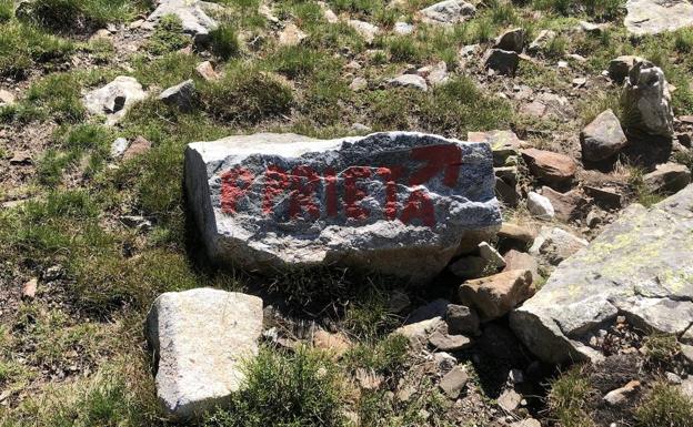 Indicador de la ruta hacia Peña Prieta, donde se abandona el camino al Pozo de las Lomas. 