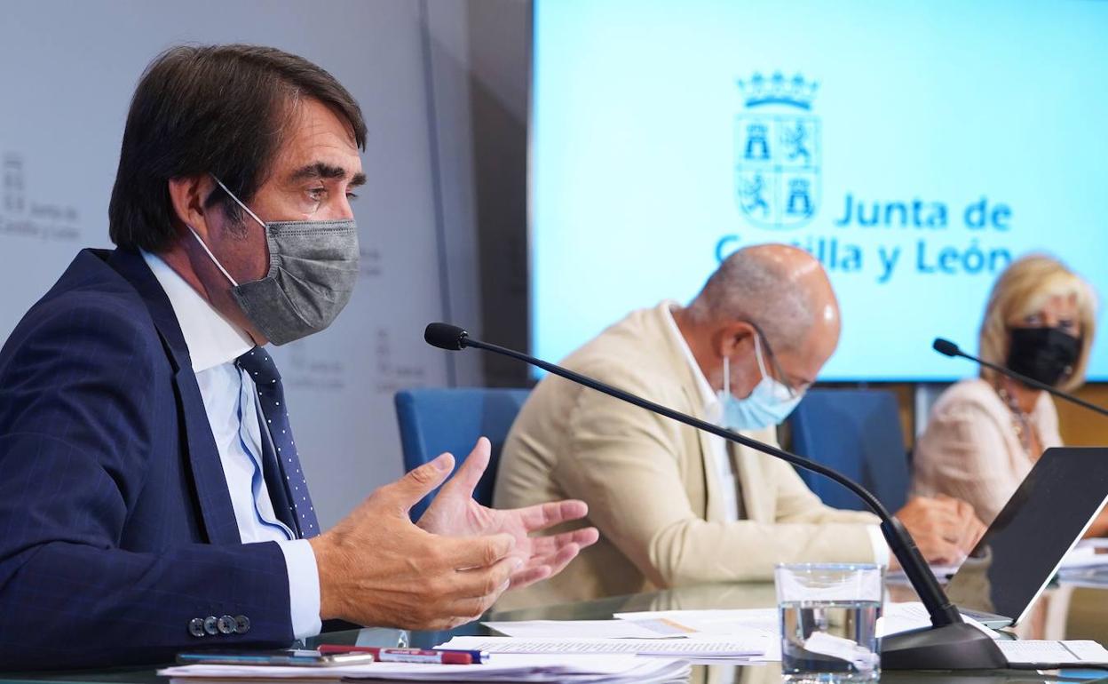 El consejero de Fomento y Medio Ambiente, Juan Carlos Suárez-Quiñones; El vicepresidente, portavoz y consejero de Transparencia, Ordenación del Territorio y Acción Exterior, Francisco Igea; y la consejera de Sanidad, Verónica Casado.