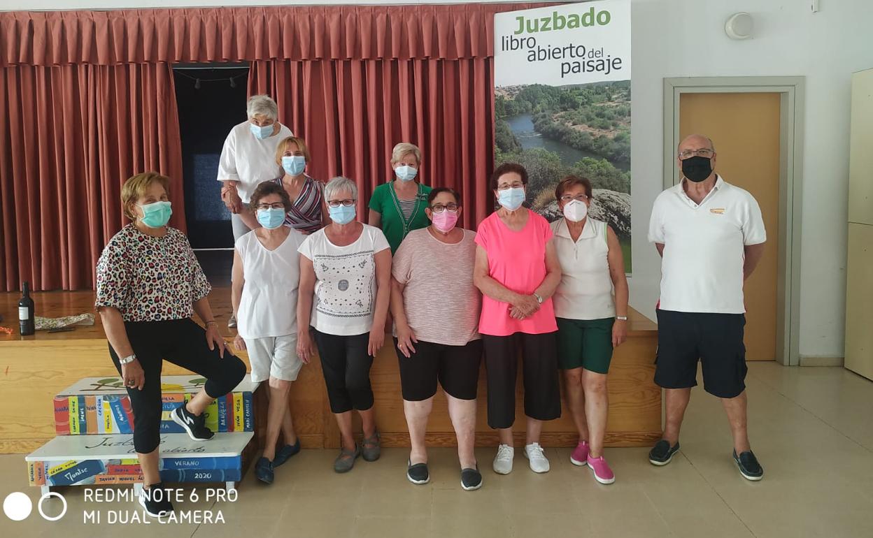 Las participantes con el presidente de la asociación de mayores. 