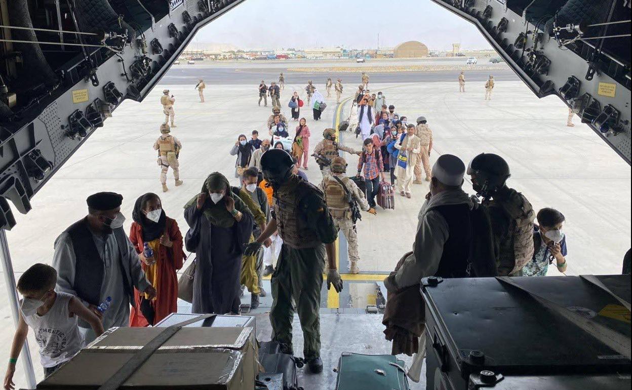El primer avión para evacuar españoles y afganos despega de Kabul.